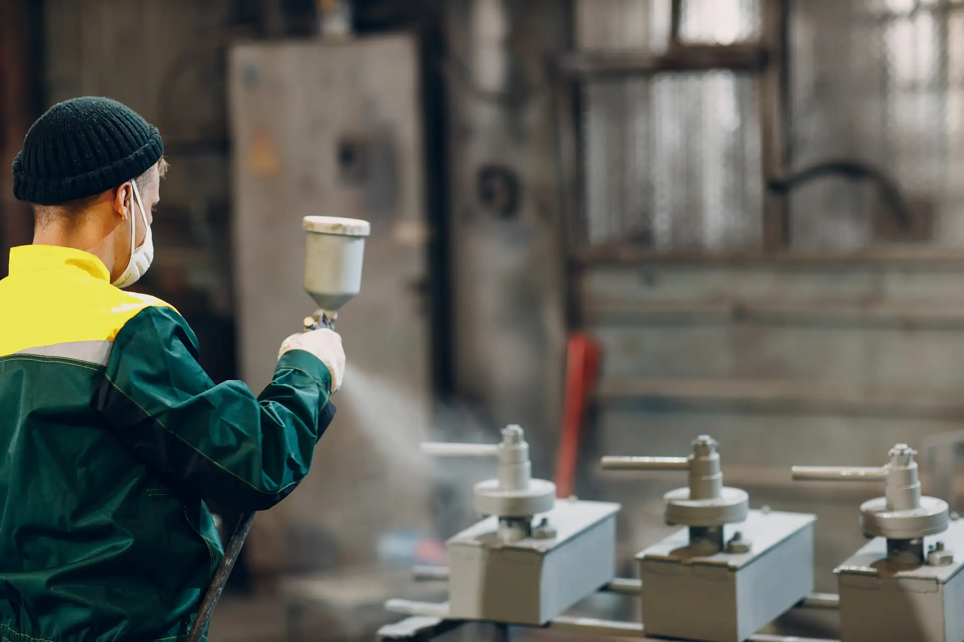Peintre en pleine séance de peinture liquide - Atelier Peinture Augelle