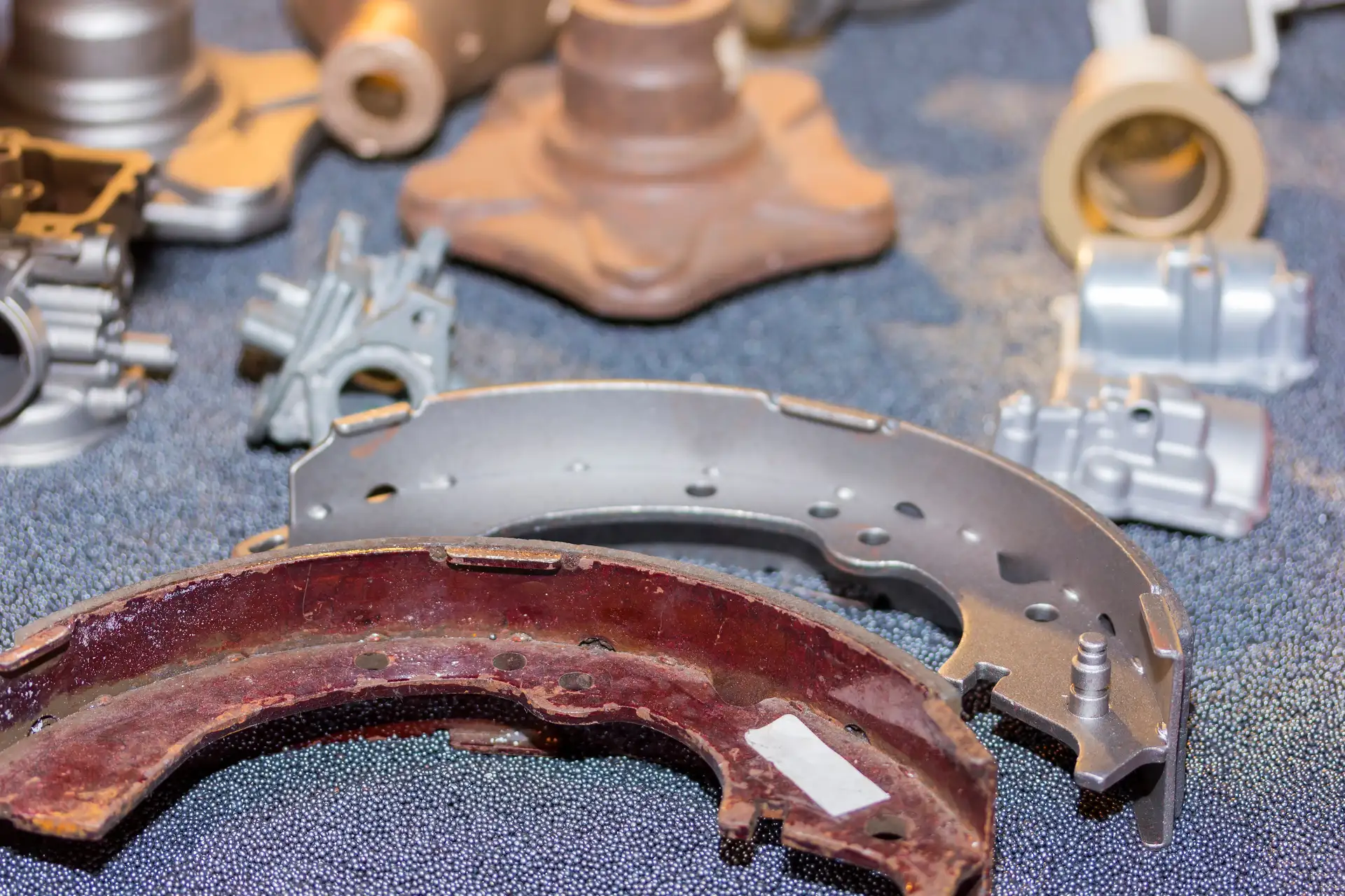 Avant après d'un sablage sur pièce en métal Personne qui décape un objet en métal - Atelier Peinture Augelle